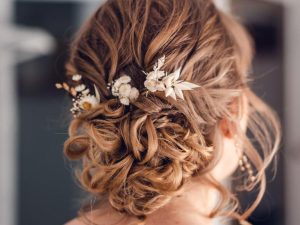 Chignon mariage élégant Paris – coiffure événementielle sur-mesure