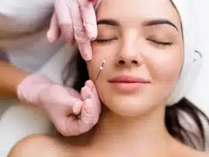 Soin Lifting Collagène visage anti-âge pour raffermir la peau, lisser rides et redessiner l'ovale du visage.