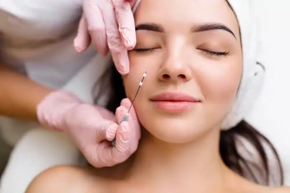 Soin Lifting Collagène visage anti-âge pour raffermir la peau, lisser rides et redessiner l'ovale du visage.
