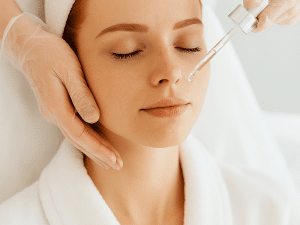 Soin d’Excellence Anti-Âge Paris : rituel visage anti-rides et repulpant pour raffermir et illuminer la peau.