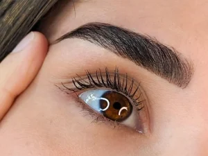 Brow Lift Paris : rehaussement et lissage des sourcils pour un regard naturel, galbé et harmonieux.