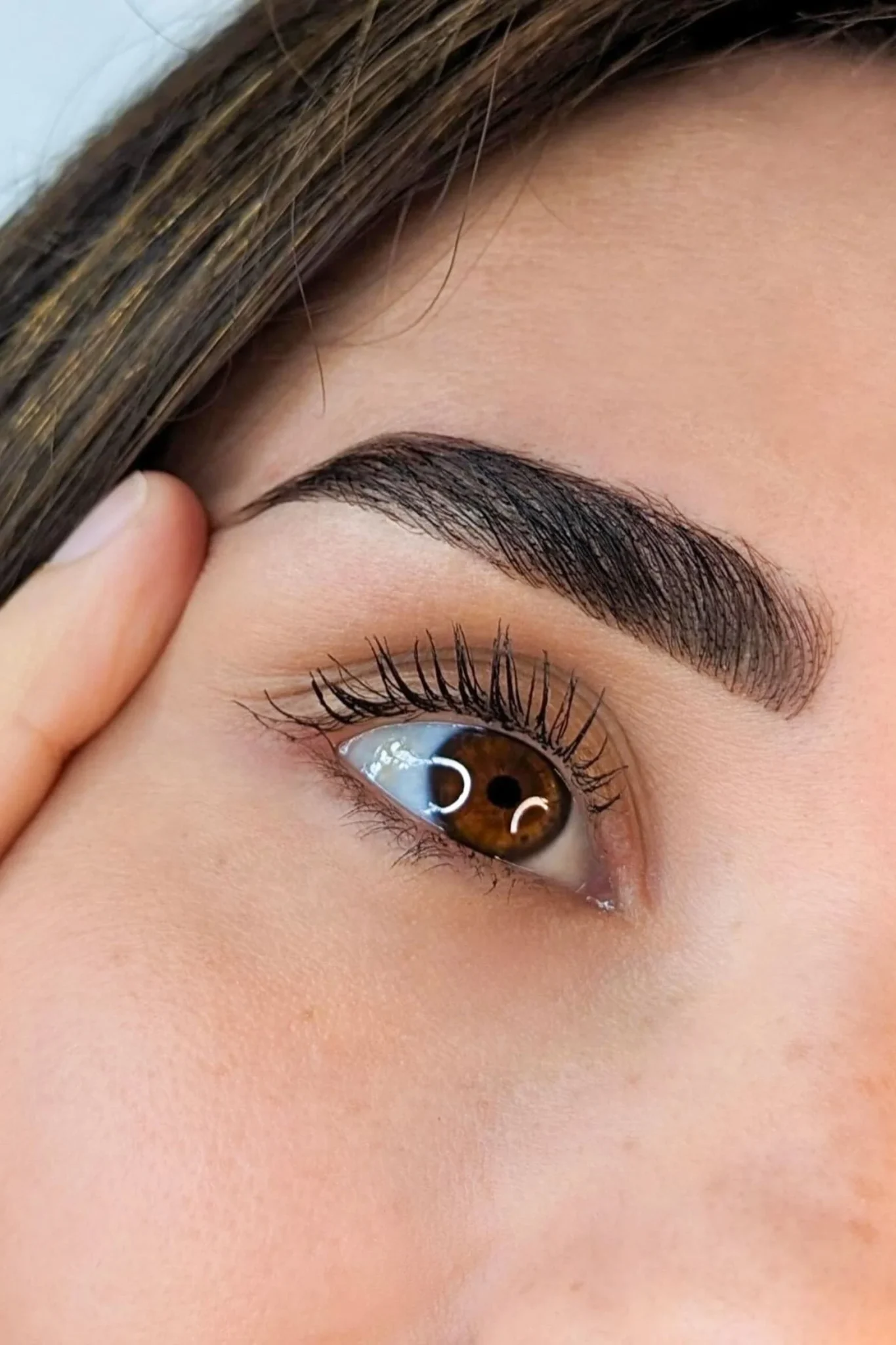 Brow Lift Paris : rehaussement et lissage des sourcils pour un regard naturel, galbé et harmonieux.